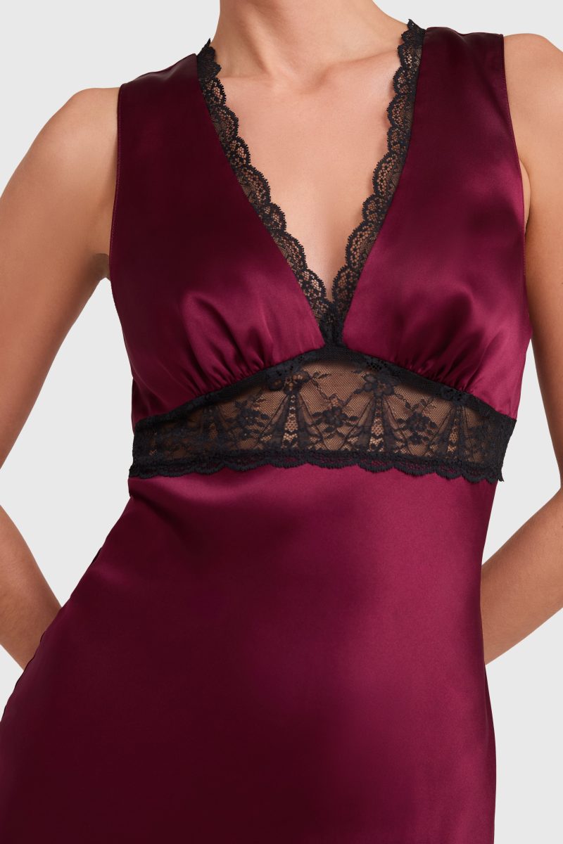 SC 22738 SLIP DRESS BURGUNDY DETAIL